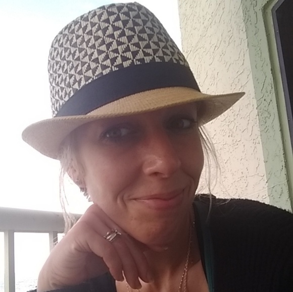 Meet your Posher, Kristen - Picture 4 of 4